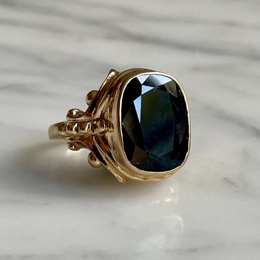 Elegant 11.06 carat Sapphire Statement Ring in 14k Gold size UK L / US 6